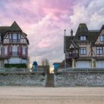 Cabourg, ville typique en Normandie, maisons de luxe sur la plage