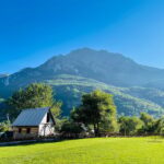 Belle maison d'hôtes dans la vallée du parc national, Albanie.