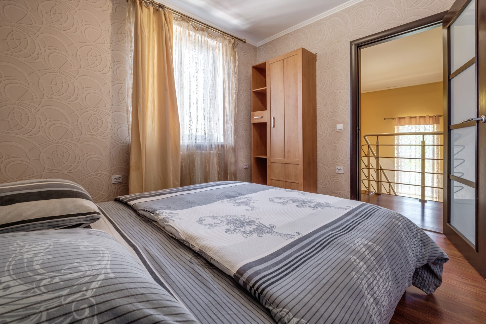 Intérieur de la chambre la moins chère dans les studios ou l'auberge.